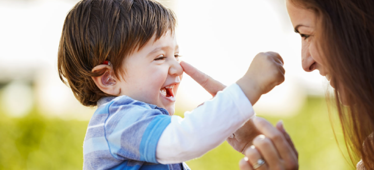 A adaptação do aparelho auditivo da criança é igual a do adulto?