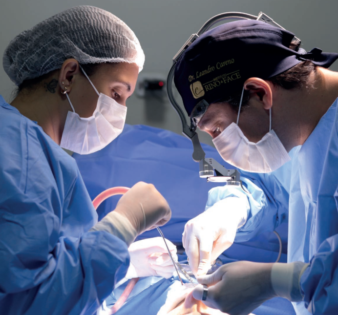 Redefinindo a Beleza Facial: Abordagens Personalizadas na Cirurgia Plástica Facial