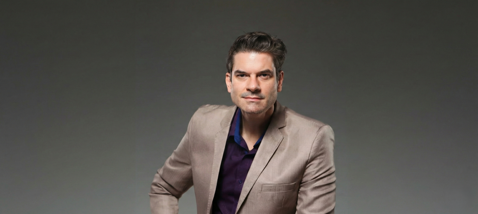 Cirurgião plástico usa tecnologia suíça para simular cirurgia à paciente